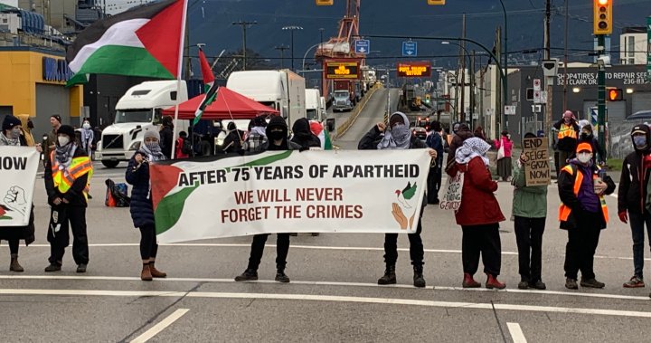 Повече от 100 души с палестински знамена и банери блокираха