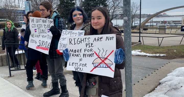Кингстън, Онтарио демонстранти се събраха срещу политиките на Алберта за полова идентичност