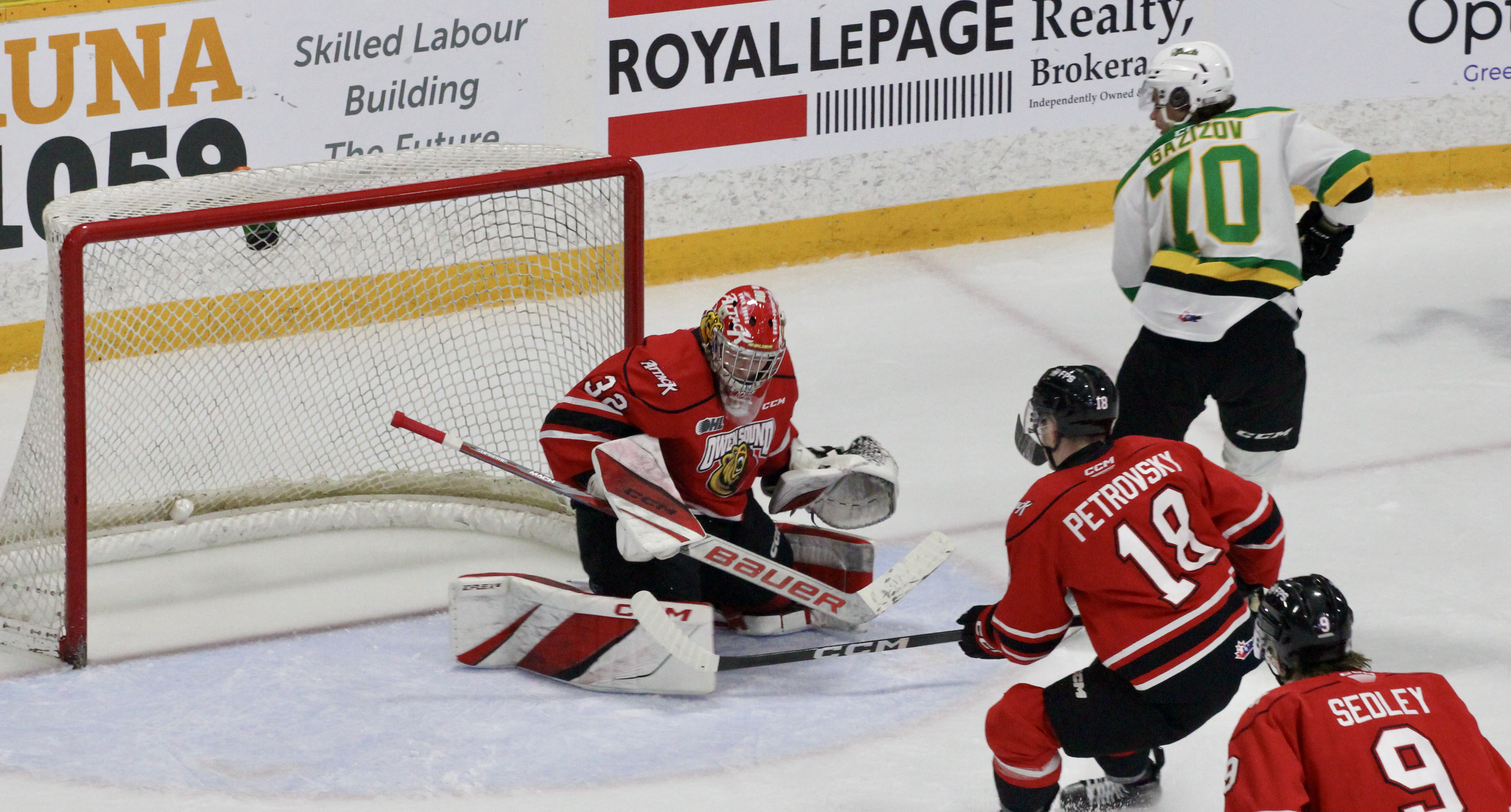 Руслан Газизов вкара три пъти а Истън Коуън удължи поредицата