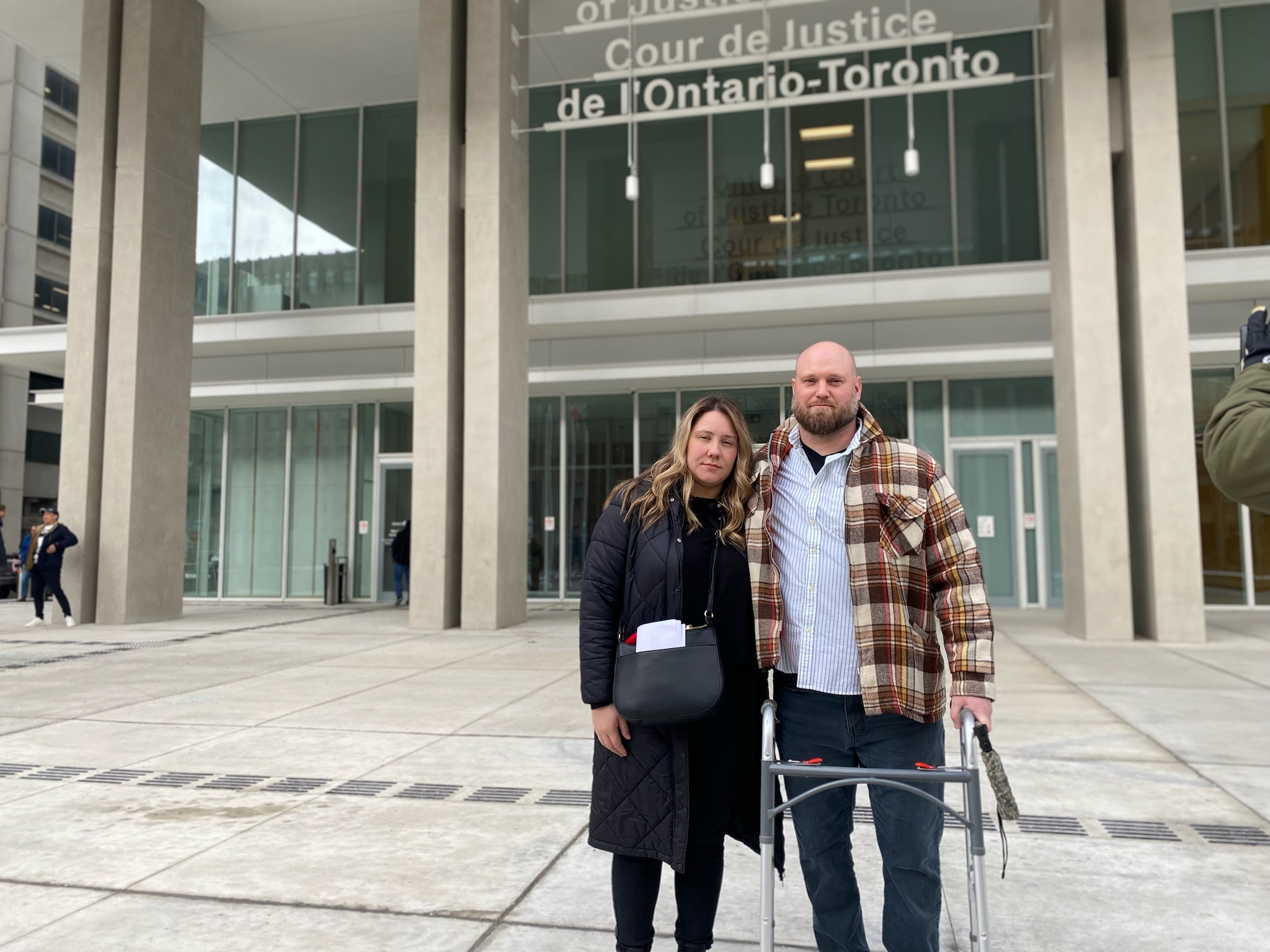 Греъм Рийд се изправи и бутна проходилка през съдебна зала