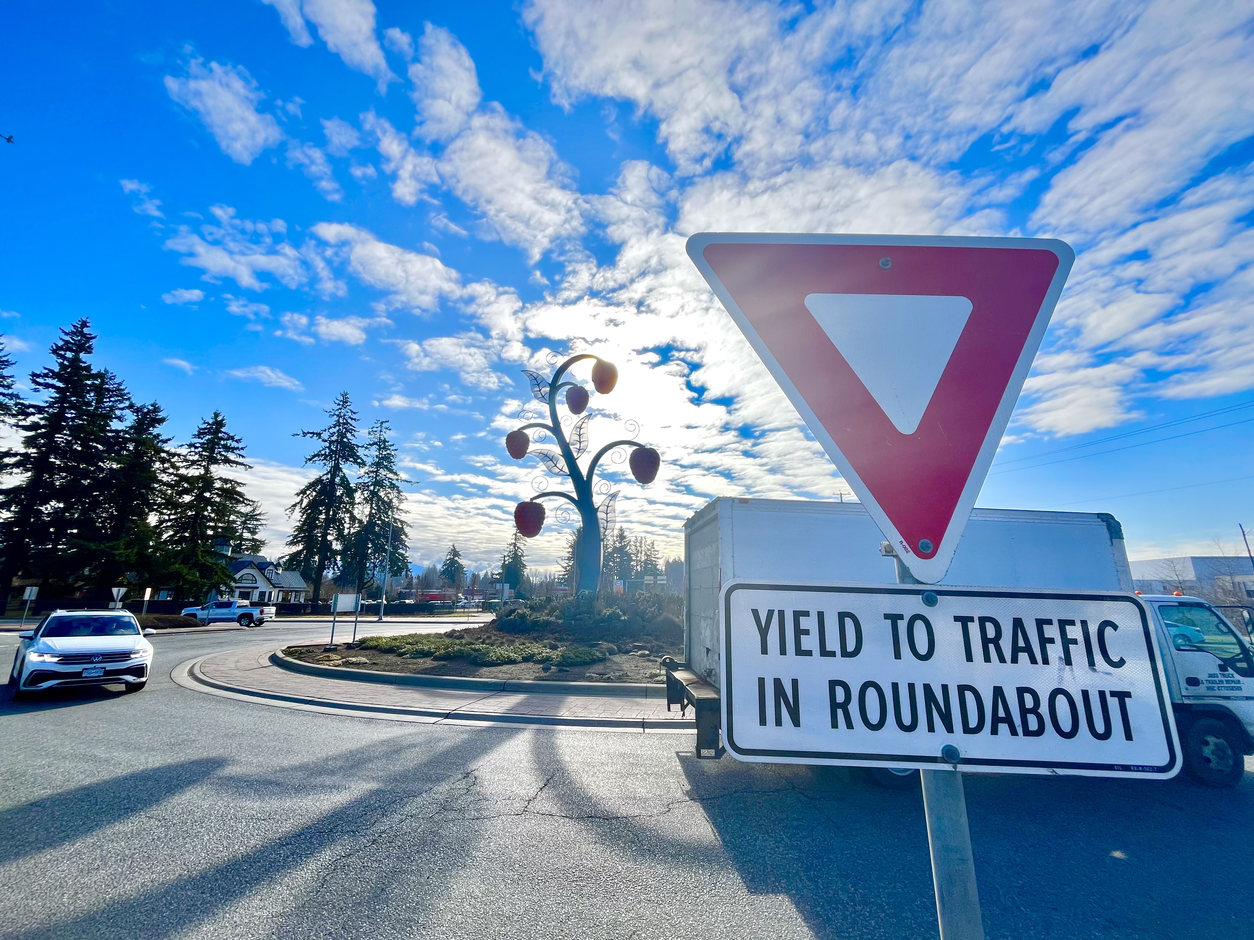 Неотдавнашно проучване и проучване разглежда еднолентови и многолентови кръгови кръстовища