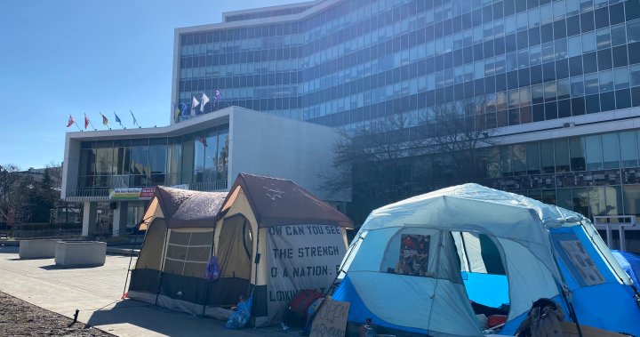 Палатки, опънати в кметството на Хамилтън преди гласуването за избор на паркинги вместо жилища