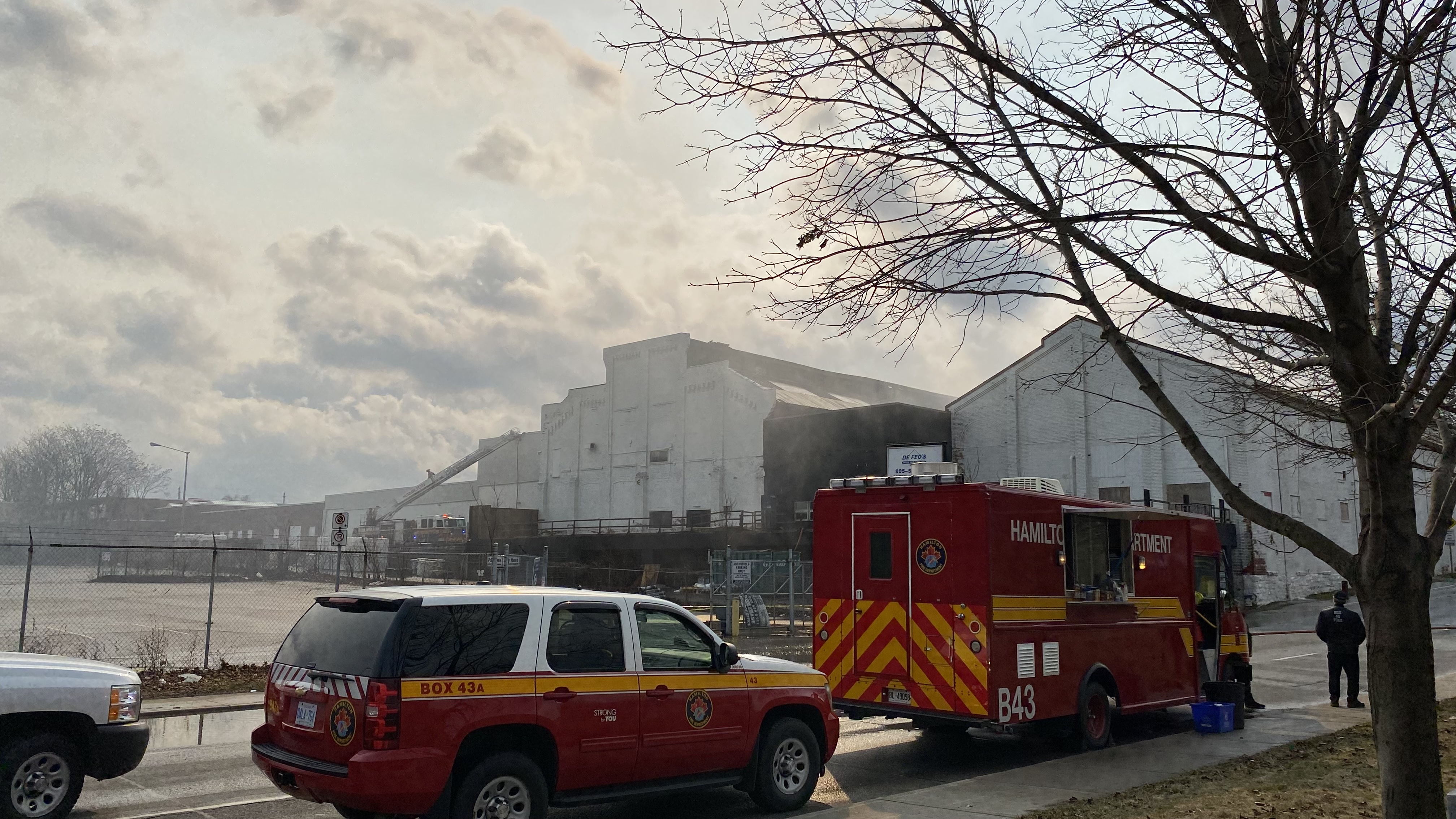 Голям пожар в складова сграда в източната част на Хамилтън