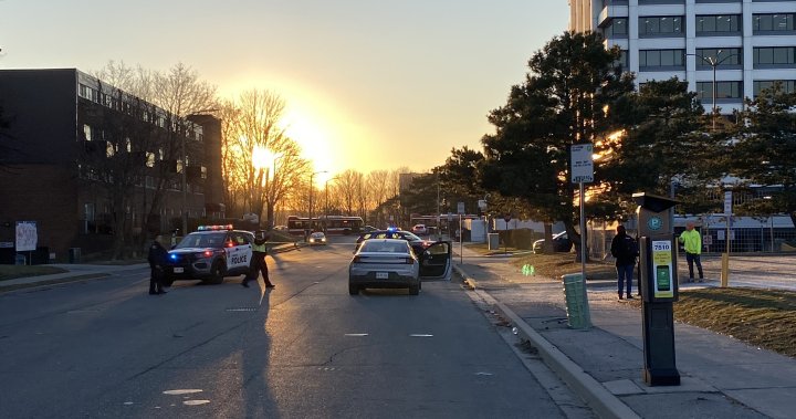 Пешеходец на около 80 години е блъснат от превозно средство в Торонто, съобщи полицията