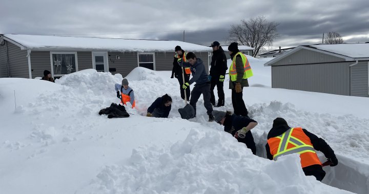 Кадети от бреговата охрана, извикани на помощ, докато Кейп Бретон се разкопава от рекорден снеговалеж