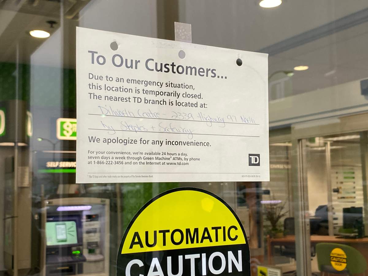 A sign at a bank saying it's closed for an emergency situation.