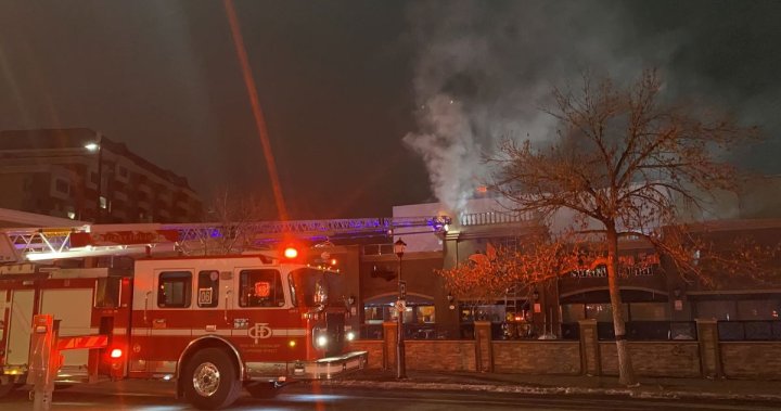 Пожарникарите в Калгари се борят с пожара в сградата на ресторант на 10-та улица