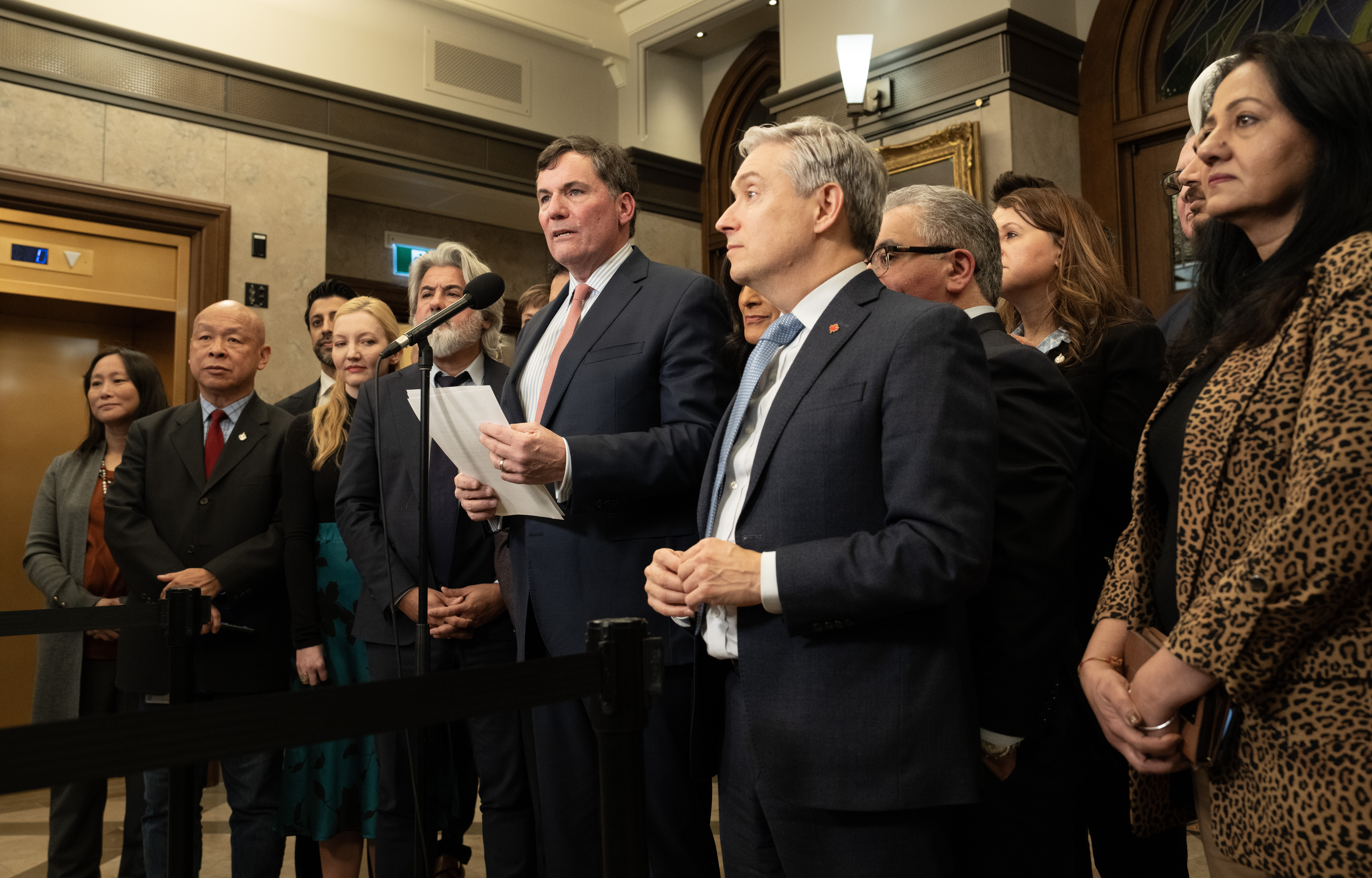 Министърът на обществената безопасност Доминик Лебланк казва че правителството влага