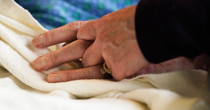 По малко от половината канадци смятат че медицинската помощ при умиране
