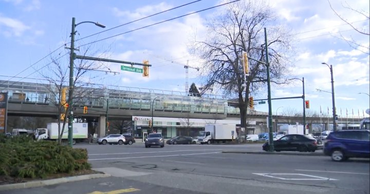 1 арестуван и обвинен, 1 ранен при намушкване с нож на гара SkyTrain във Ванкувър