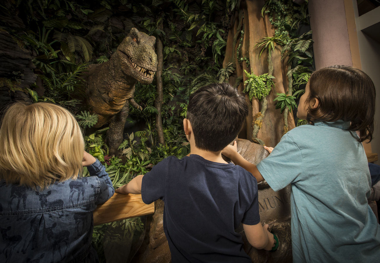 Аниматронна икона обичана от семействата в Саскачеван официално празнува пенсионирането