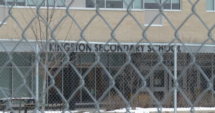 Kingston Secondary School беше поставено под задържане и охрана в