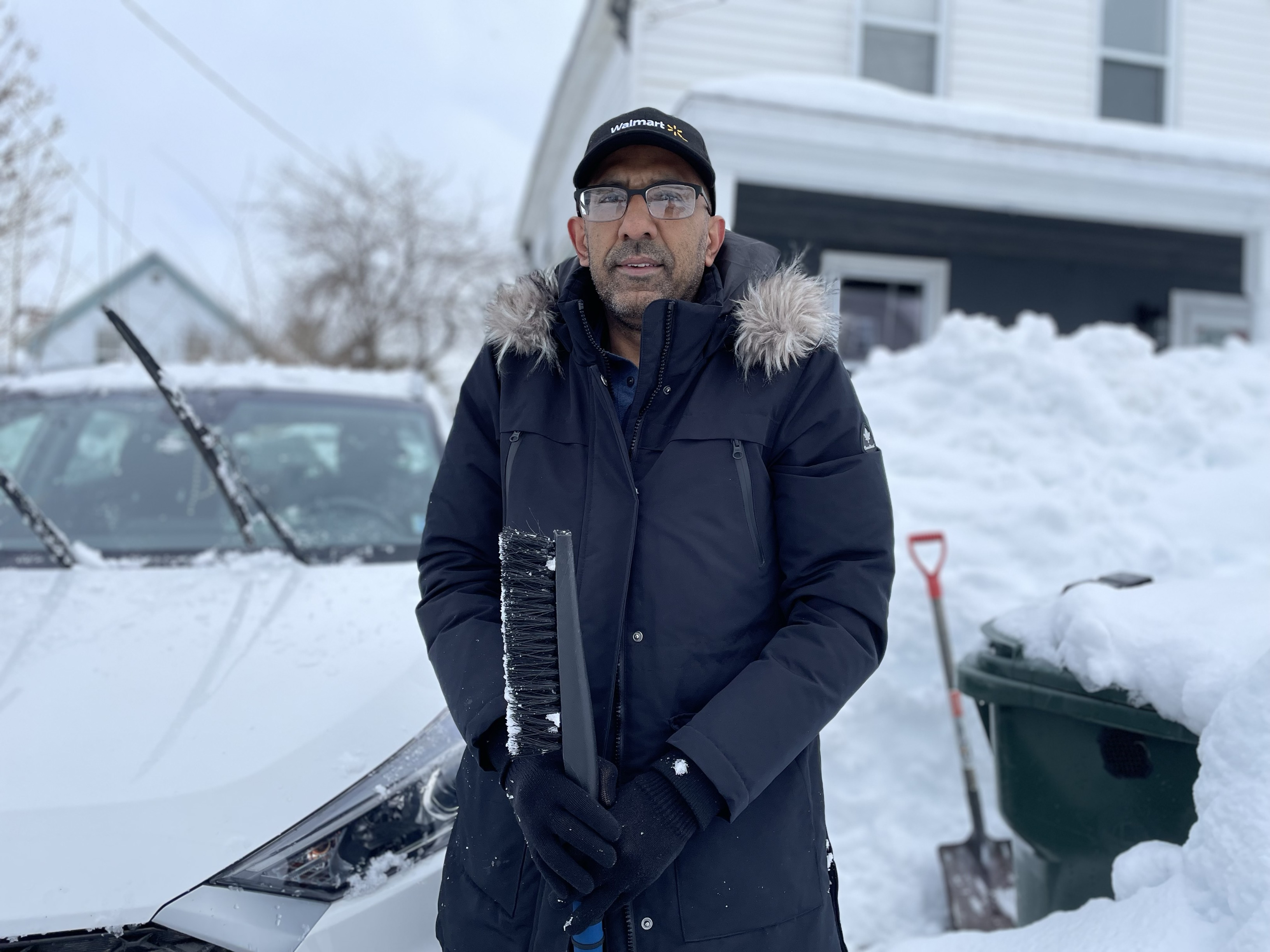 Кейп Бретонерс продължават да си проправят път от масивния снеговалеж