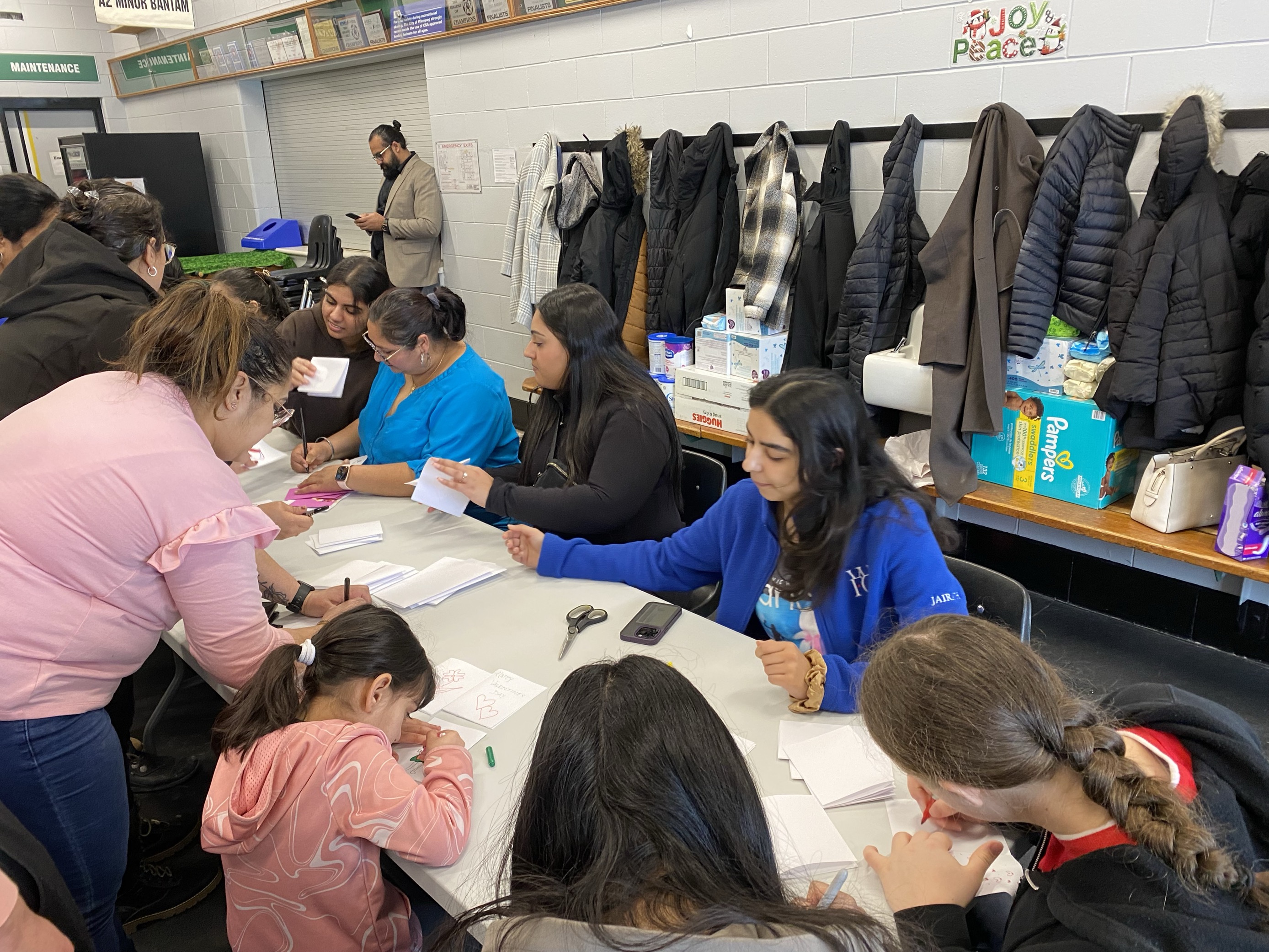 Събота следобед в обществения център Valley Gardens група доброволци от