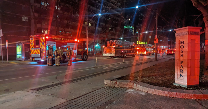 Пожарната служба на Торонто казва че един човек е бил