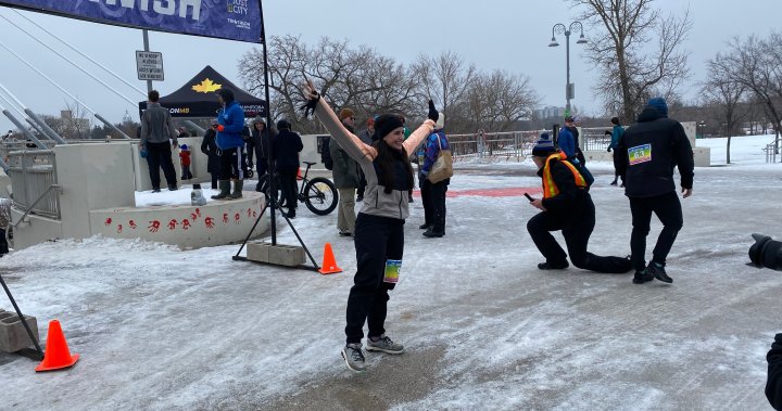 Спортистите от Уинипег се бориха с ледените условия за уникално събитие по дуатлон в The Forks