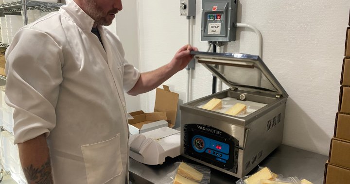 Дъстин Пелтие, собственик на Loaf and Honey, прави своето сирене