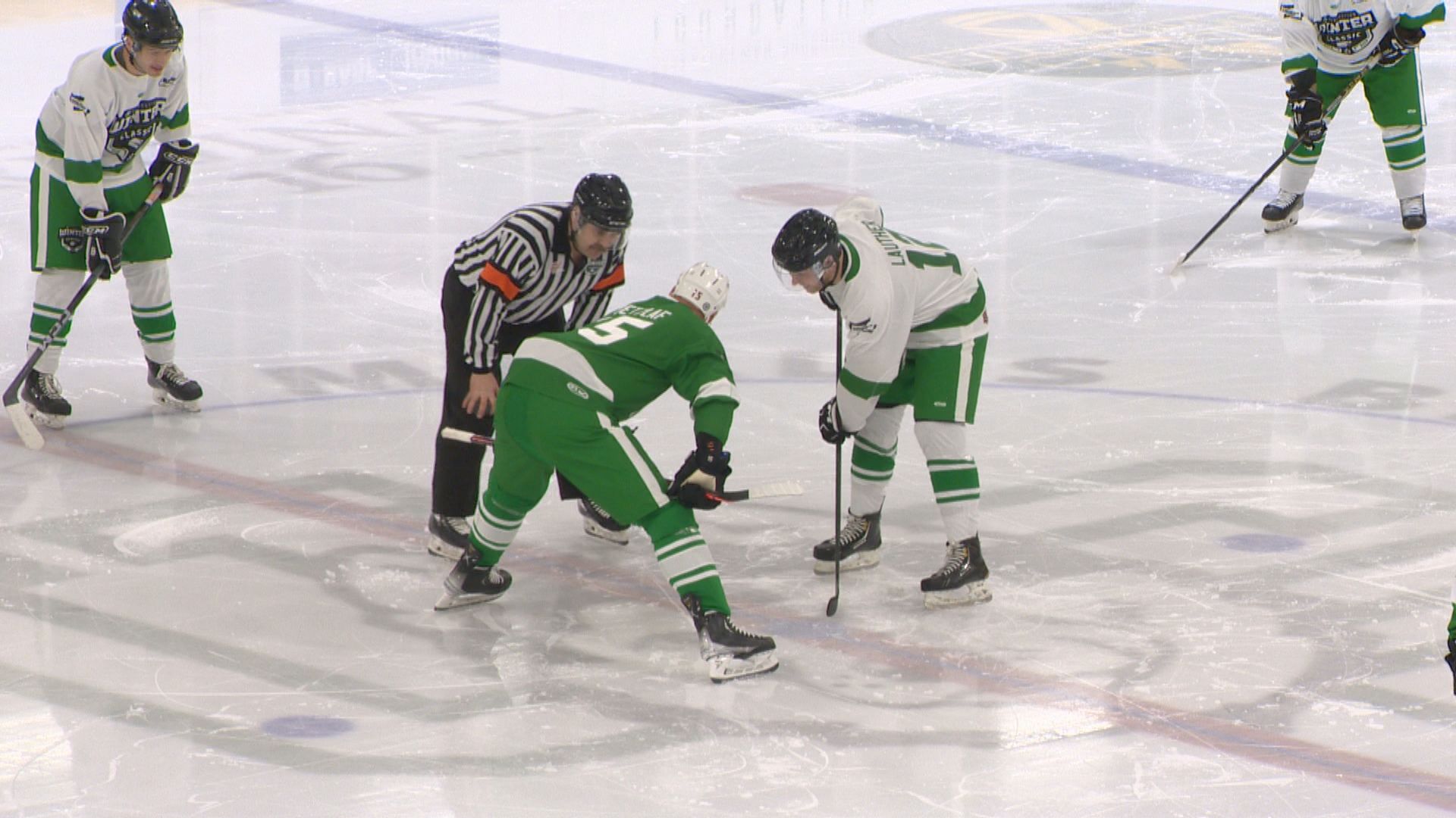 Членовете на Saskatchewan Roughriders се изкачиха на леда за да