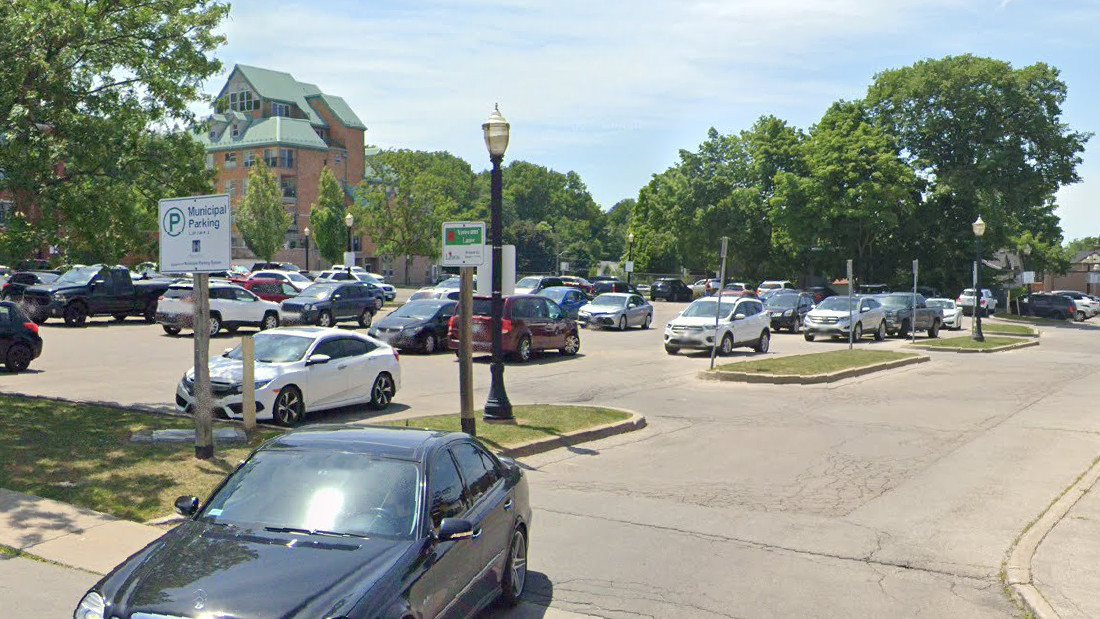 A photo of a parking lot at 13 Lake Ave. in Stoney Creek, Ont.