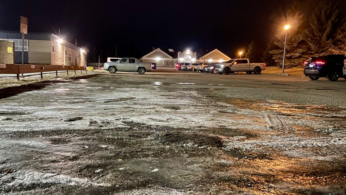 Откриването на тялото на мъж на паркинг в северен Едмънтън