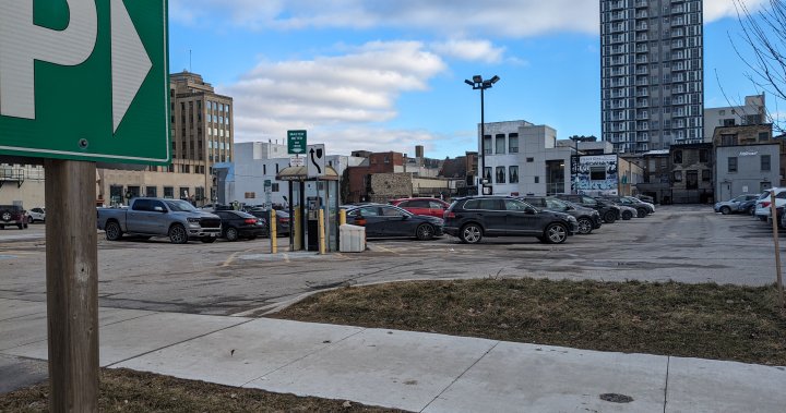 Превръщане на паркинги в жилища: Лондон, Онтарио. кметът нарежда на служителите да разгледат опции