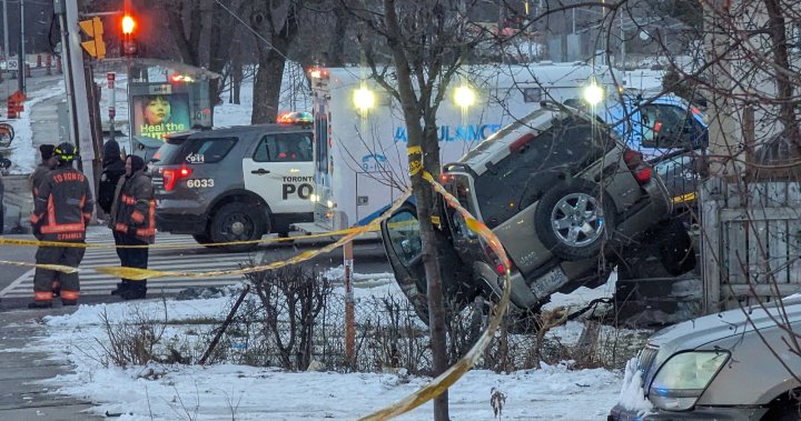 Превозно средство блъсна 2 пешеходци, катастрофа в дома в Торонто