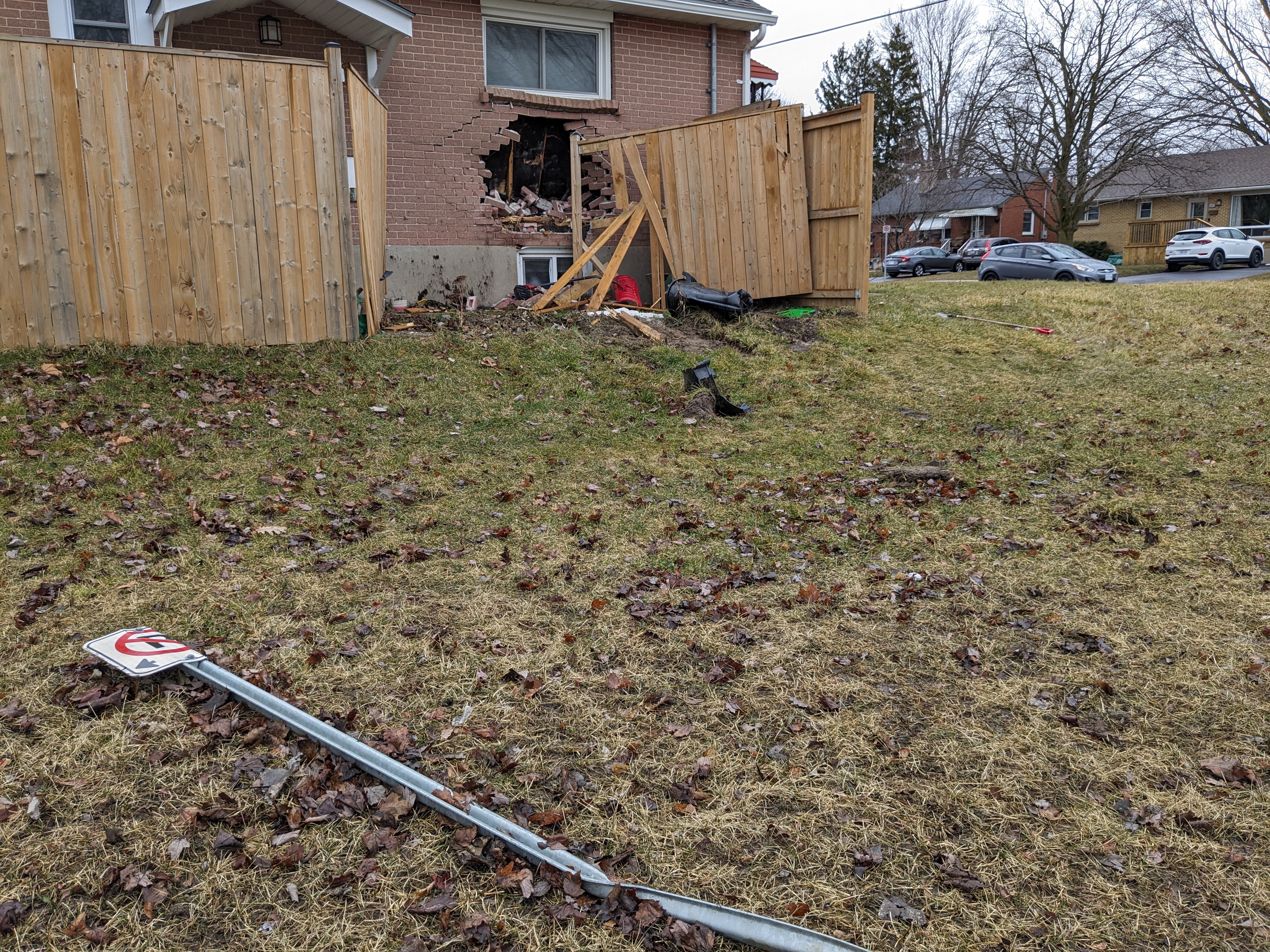 Two males arrested after vehicle crashes into house – London | Globalnews.ca