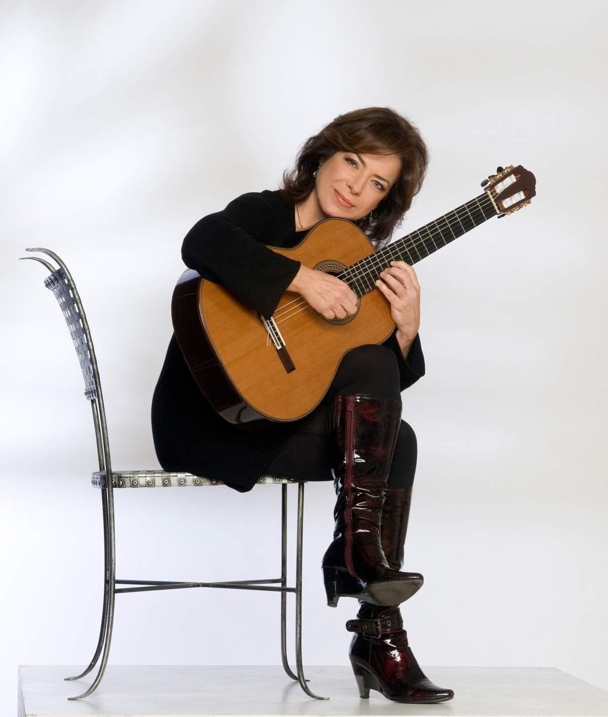 The unstoppable classical guitarist Dale Kavanagh in concert - image
