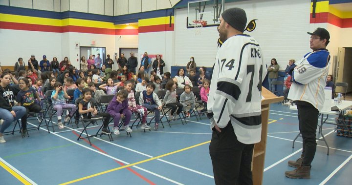 King Brothers от НХЛ споделят рецепта за успех с учениците в Piapot First Nation, Sask.