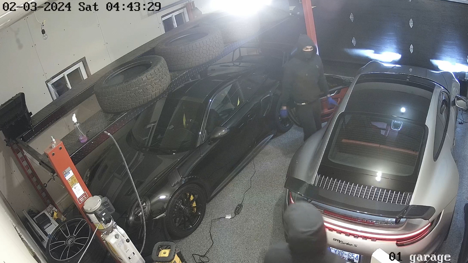 Едно от двете превозни средства откраднати по време на нахлуване