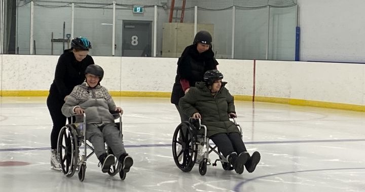„Много забавление“: възрастните хора от района на Калгари излизат на леда в инвалидни колички