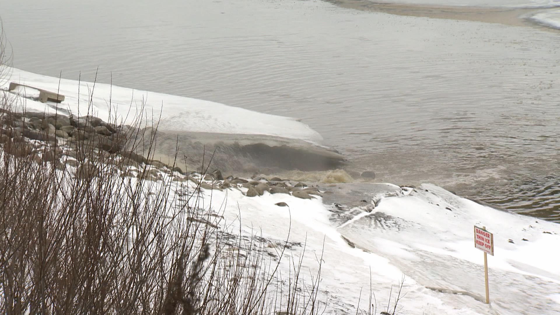 Efforts intensify to address sewage spill into Red River at Fort Garry Bridge