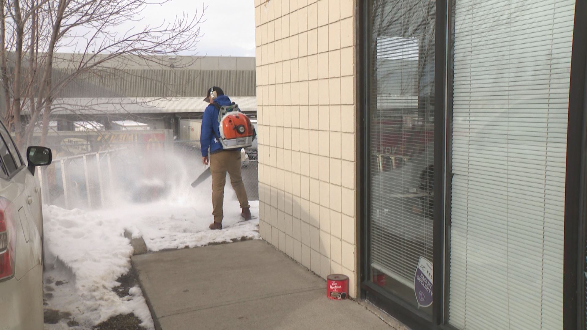 Почистването на сняг рано сутрин предизвиква конфронтации по тротоарите на