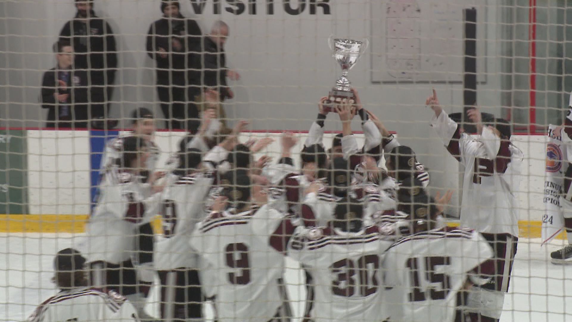 Сейнт Полс Крусейдърс са шампиони на гимназиалната хокейна лига на