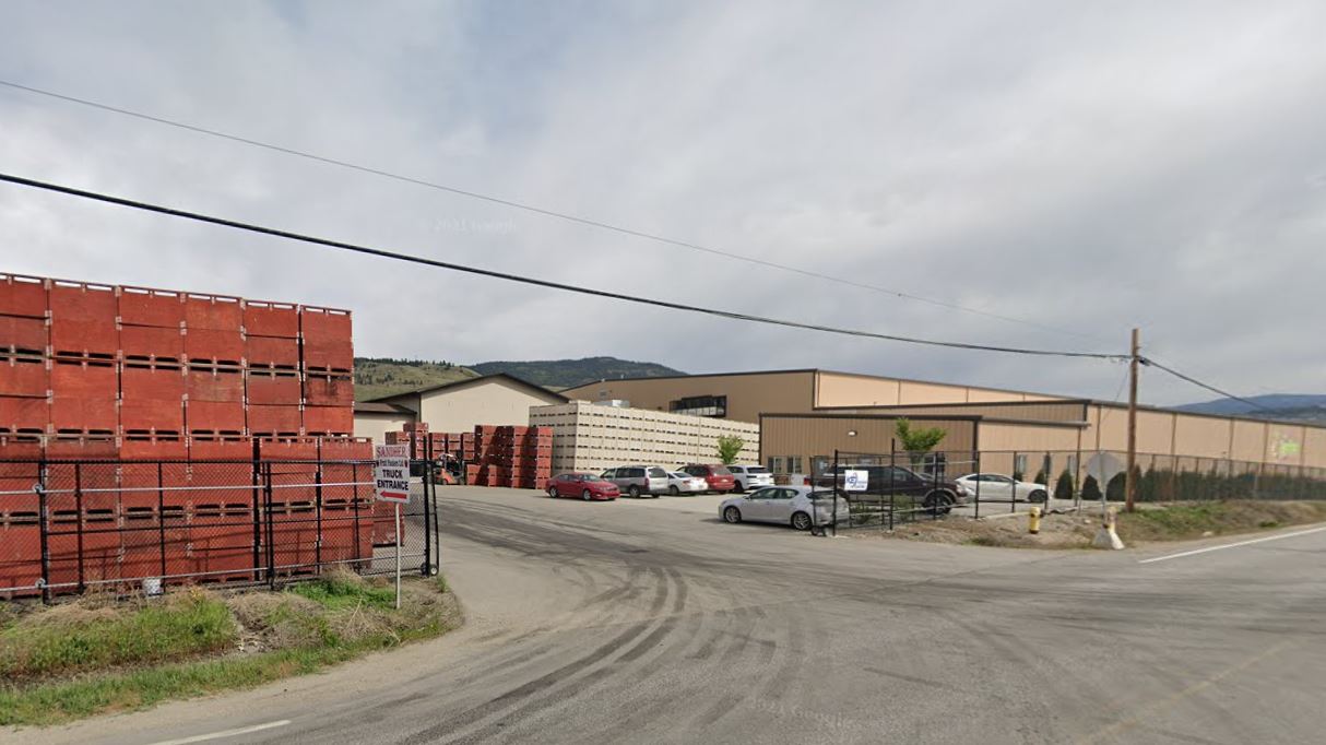 Плодова компания в центъра на зловонен спор близо до квартал