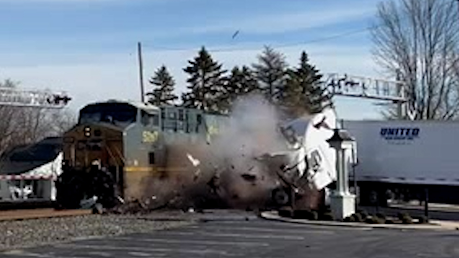 Шофьор на полукамион има късмет че е жив след като