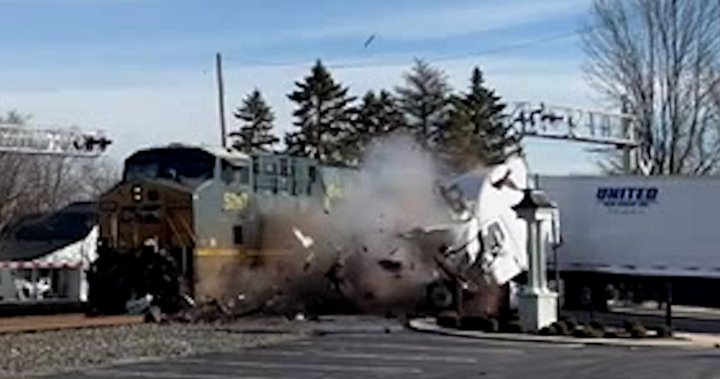 Видео показва щастливото бягство на шофьора на камион, секунди преди влакът да премине през полу