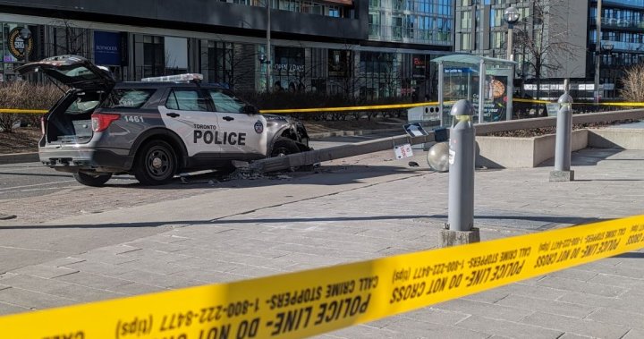Полицейски служител от Торонто беше изпратен в болница, след като се блъсна в осветителен стълб