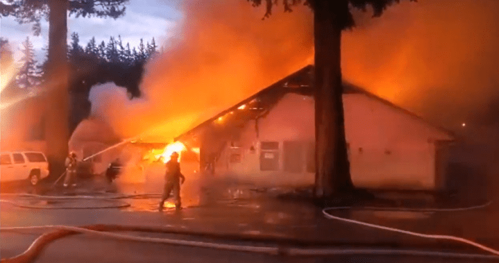 Няма пострадали, след като пожар разруши мотел в Хоуп, Британска Колумбия