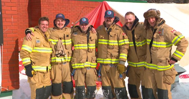 Шест пожарникари от Пожарно-спасителните служби на Едмънтън лагеруват на покрива