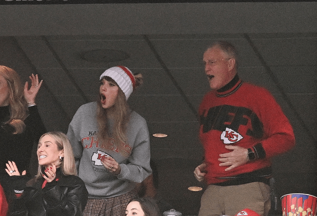 Taylor Swift’s dad accused of punching photographer in the face