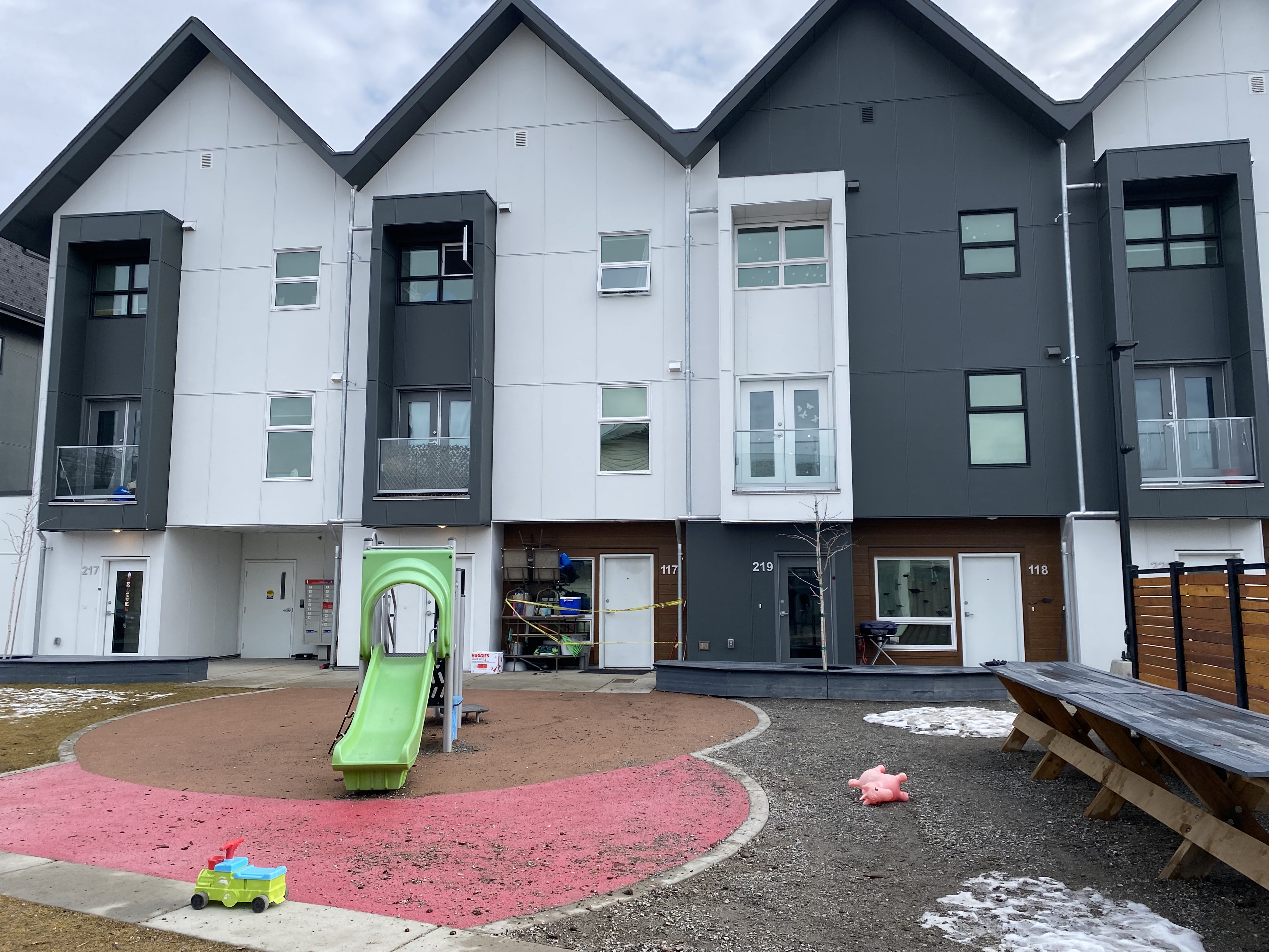 Един човек беше изпратен в болница след пожара в апартамент