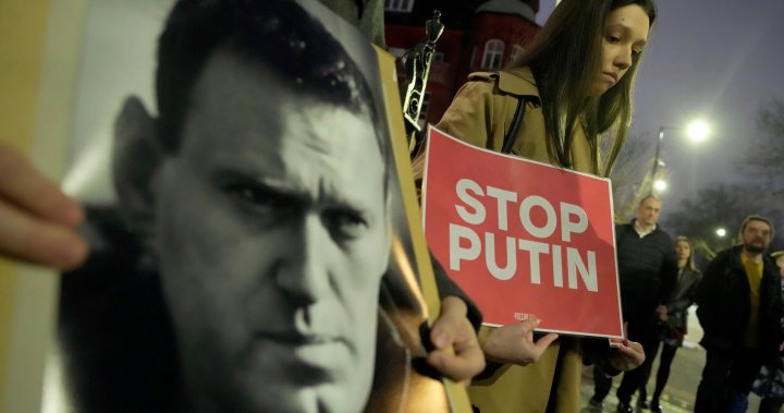 НА СНИМКИ: Поддръжници на Навални скърбят за съобщената смърт, определят Путин като „убиец“