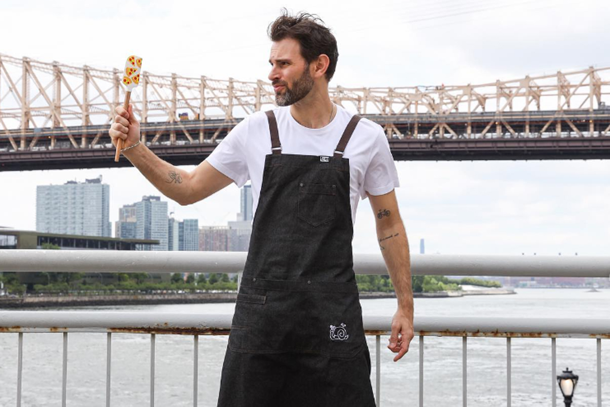 Канадец събра хиляди последователи в YouTube докато се учи да