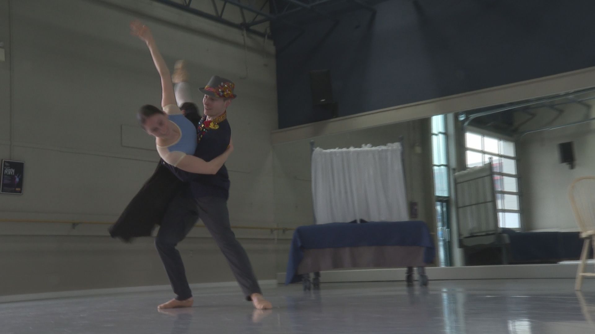 Танцьорите се въртят ефирно из студиото репетирайки за да разкажат