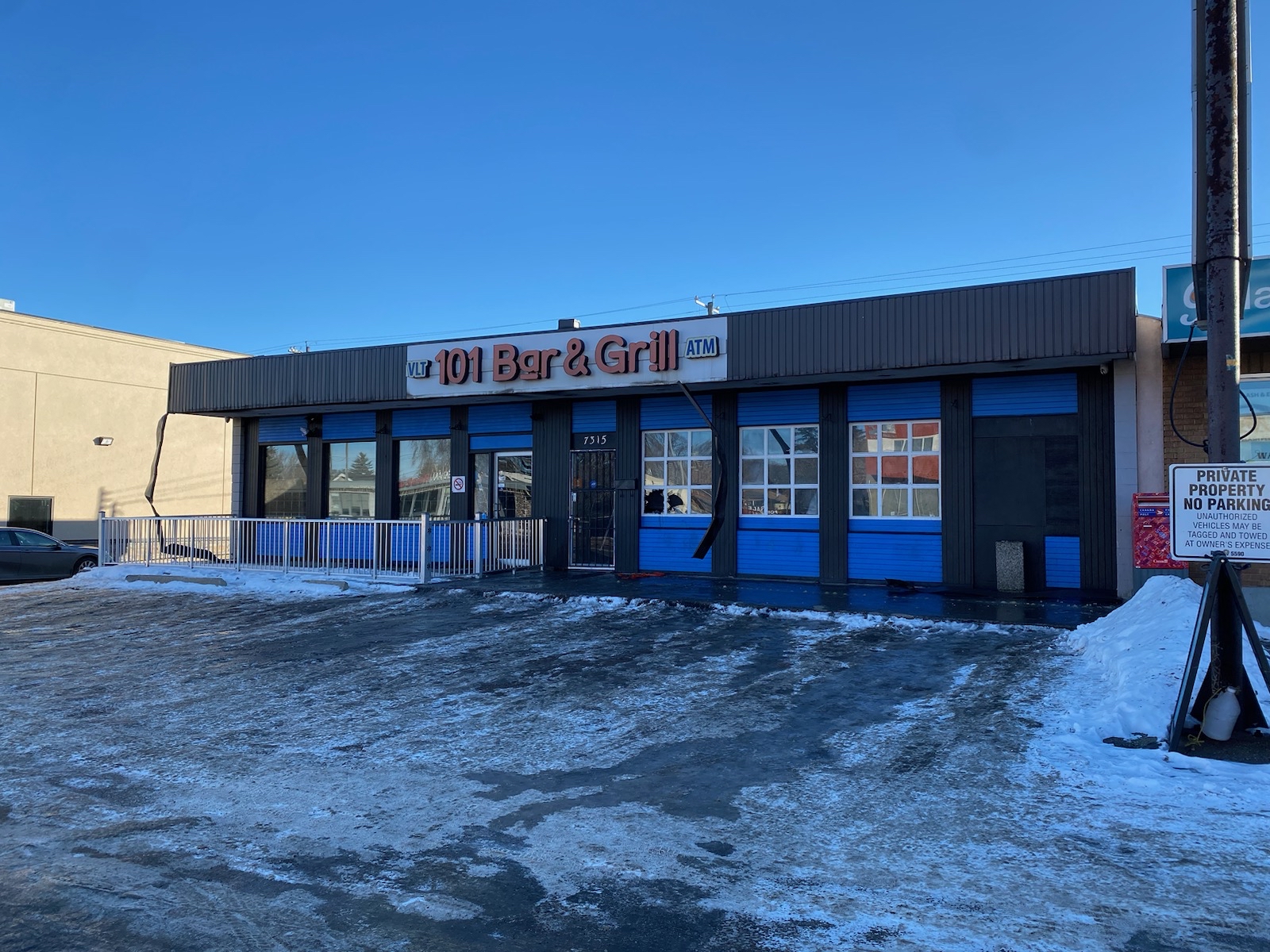 Пожарникарите се бориха с пожар в бар в Източен Едмънтън