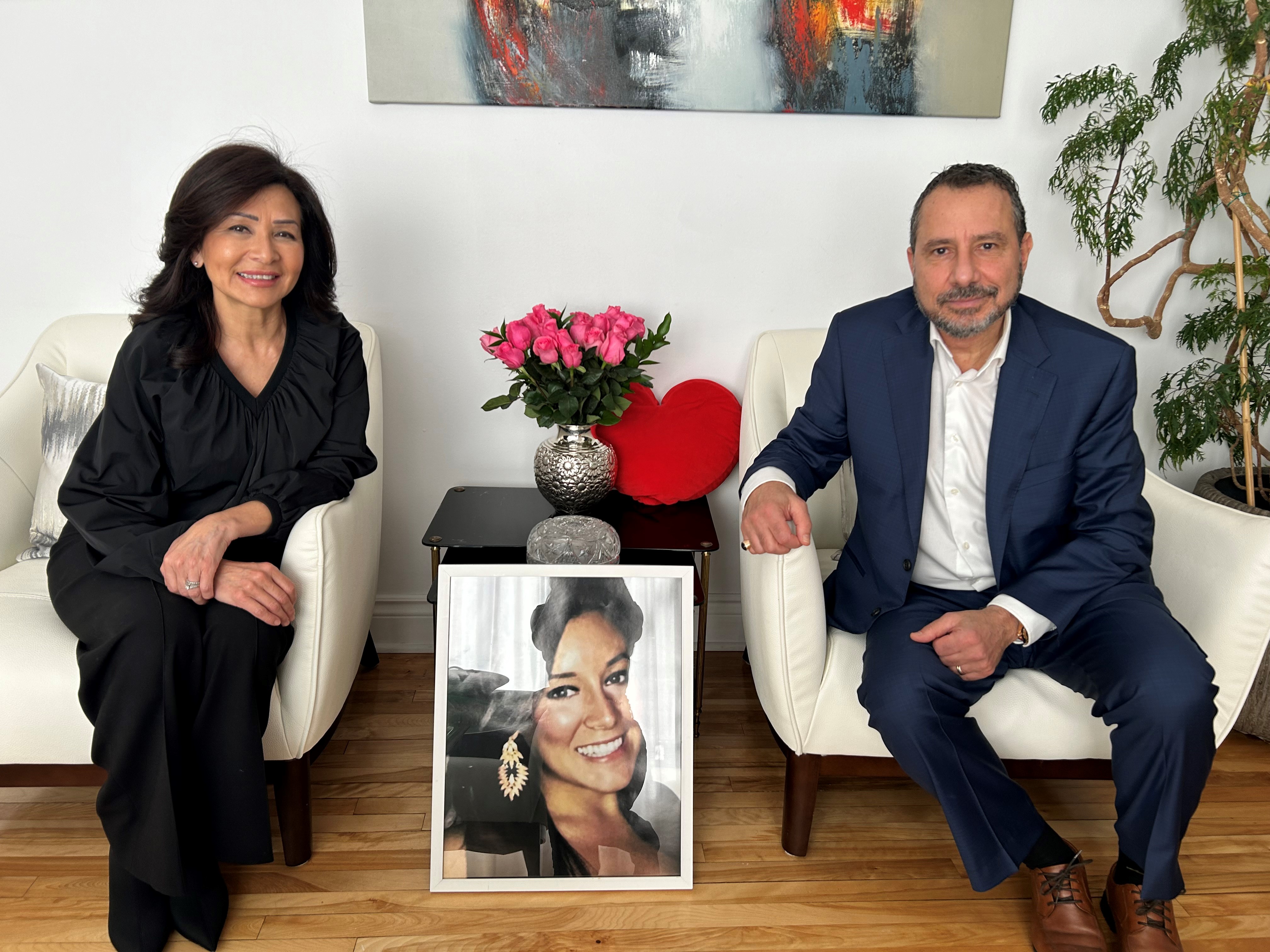 Елизабет Ривера и Антоан Битар ходят през парка Jacynthe Fyfe в