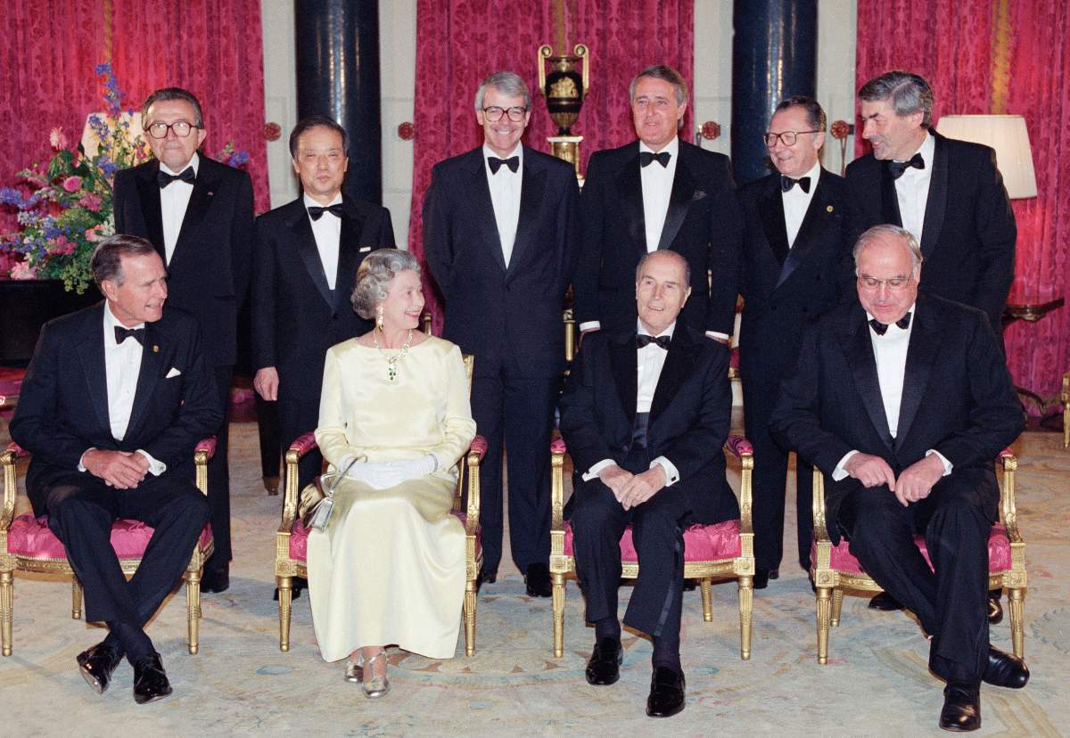 FILE – Britain’s Queen Elizabeth II poses with G-7 leaders at Buckingham Palace in London, July 16, 1991.  (AP Photo/Lionel Cironneau, File)