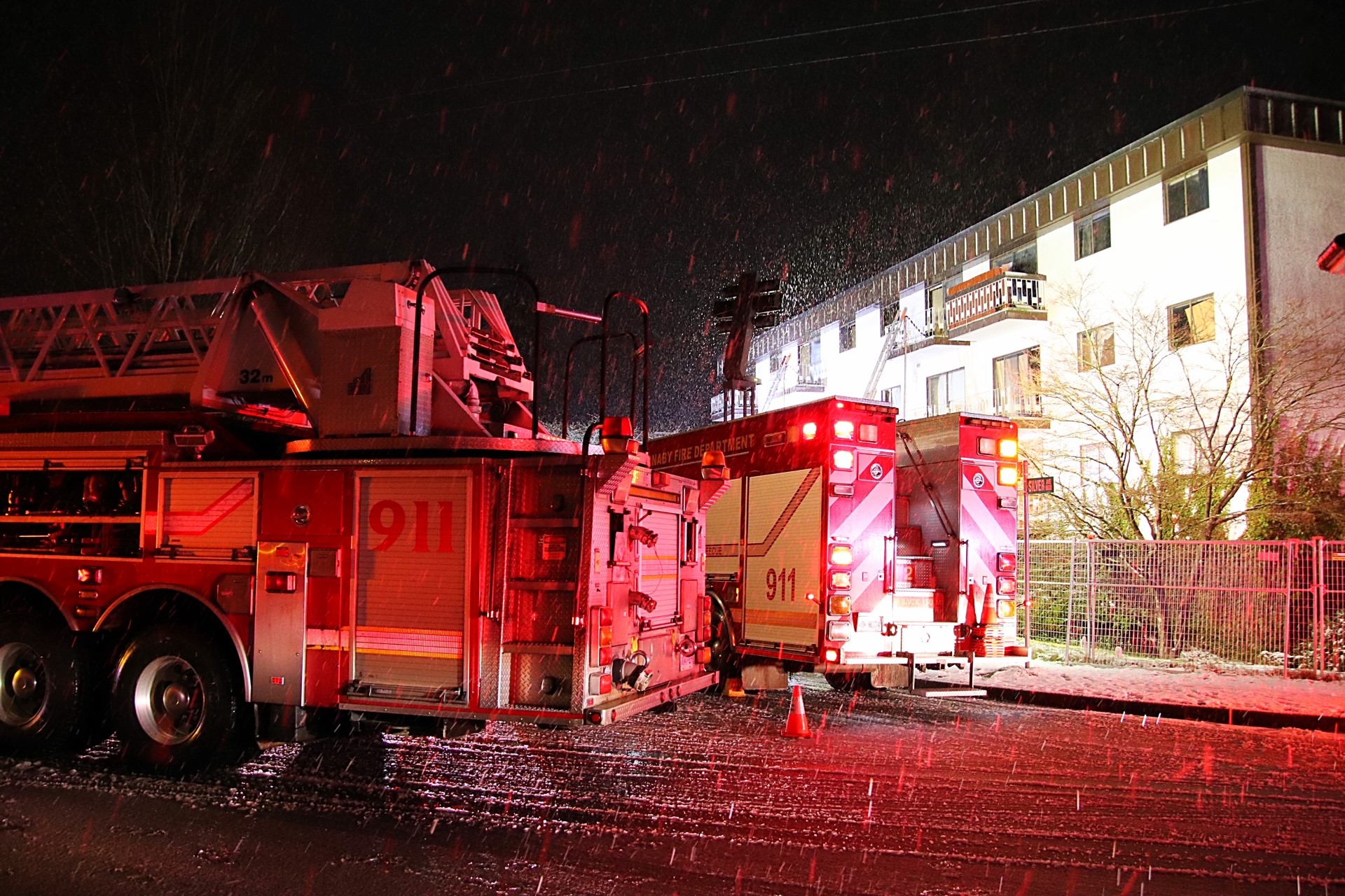 Един човек загина след пожар в празна жилищна сграда в