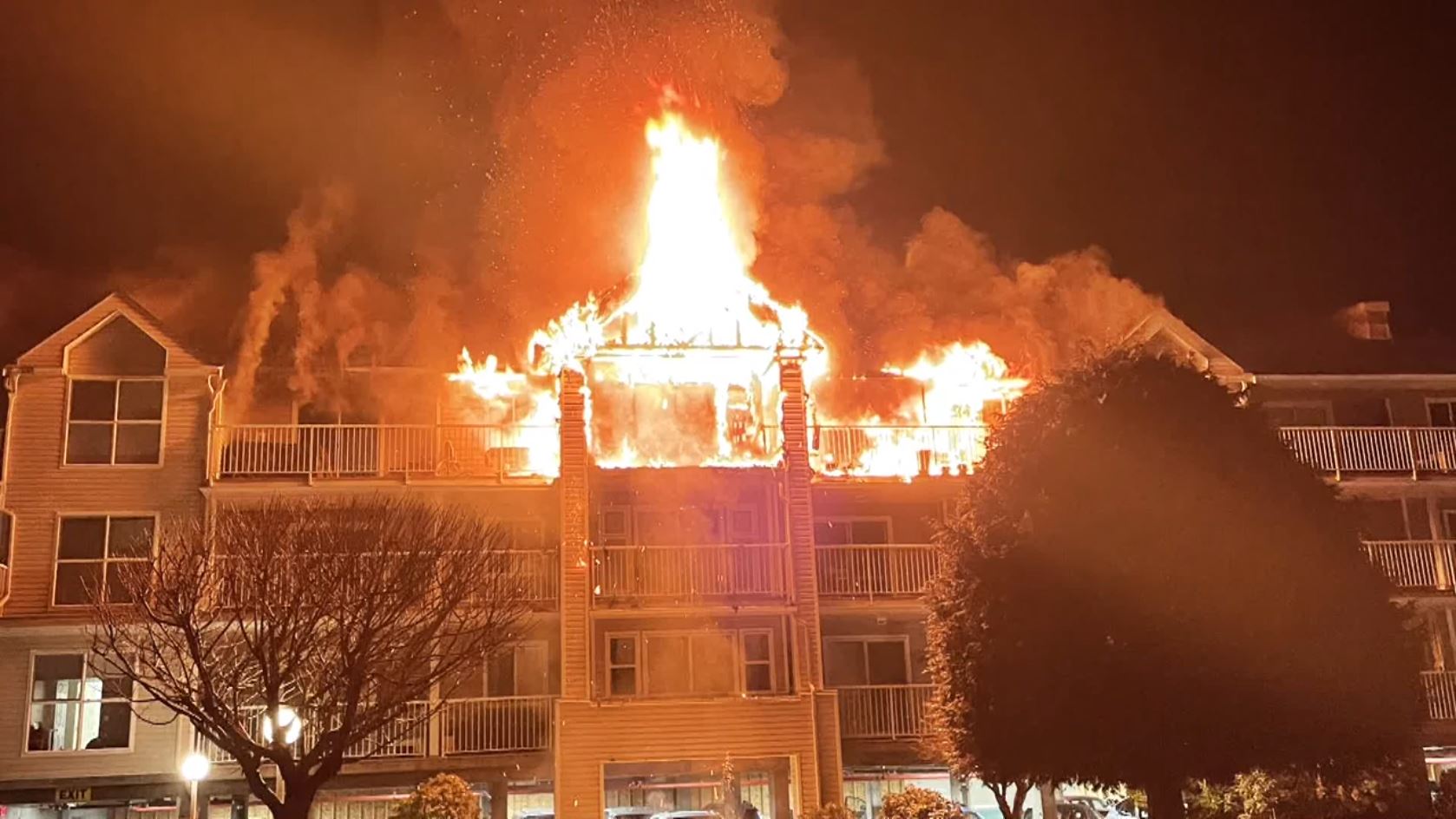 Пожарникарите в Кембъл Ривър Британска Колумбия бяха заети в събота